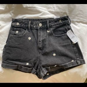 Black Pacsun shorts with daisies